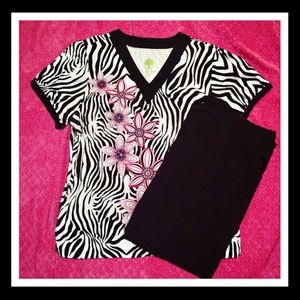 ❣️2/$20❣️ Patterned Scrub Top